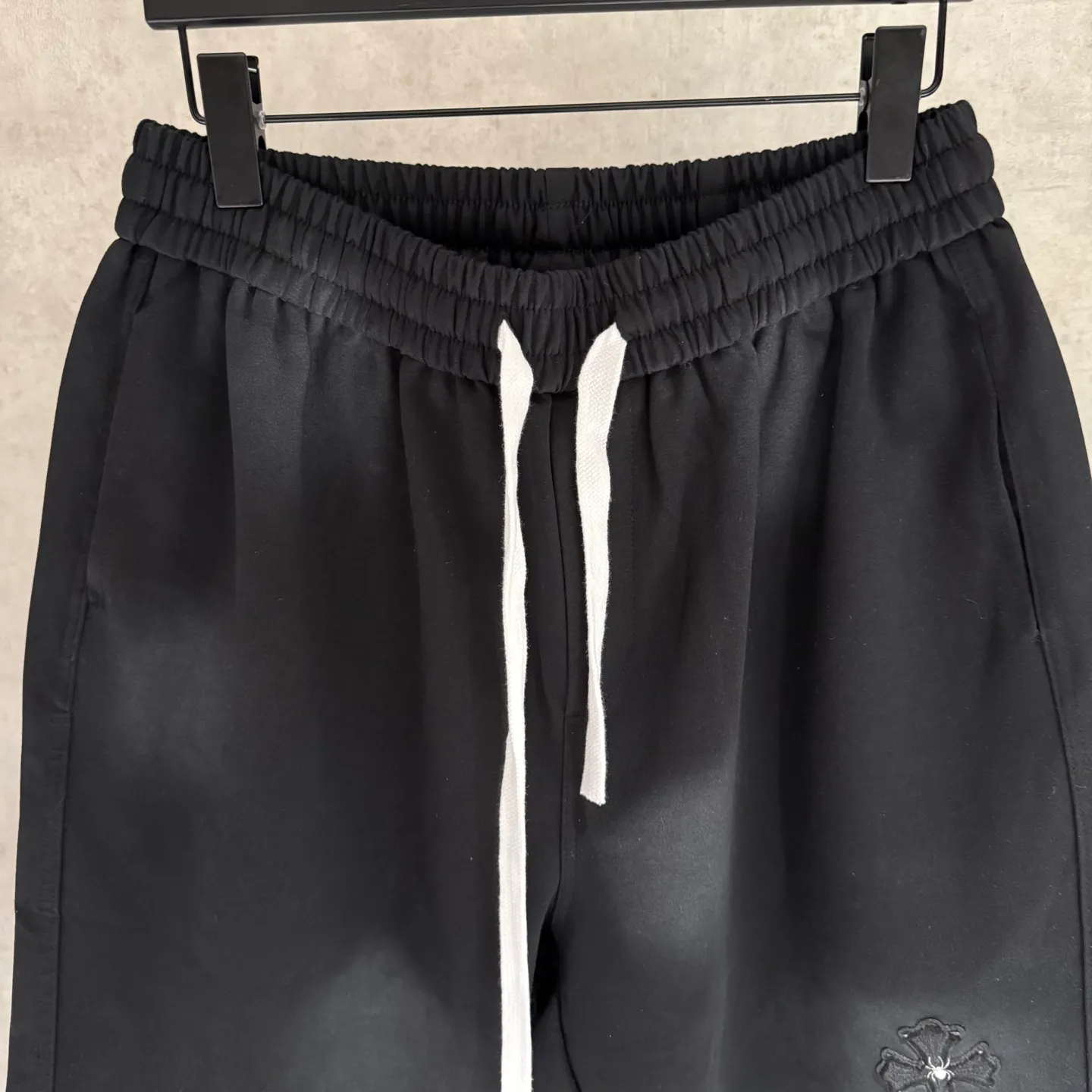 🅿️220 [Strict quality control] CH Croix heart shorts, new loose fit for summer, popular style is coming. Original fabric, super comfortable, no restriction on the upper body, full of style, wide upper body, very comfortable, Croix heart appliqué embroidery on the front ➕ spray horse slip, exquisite personality, perfect upper body experience, you need such a pair of shorts that are not afraid of the heat, black size: l-4xl